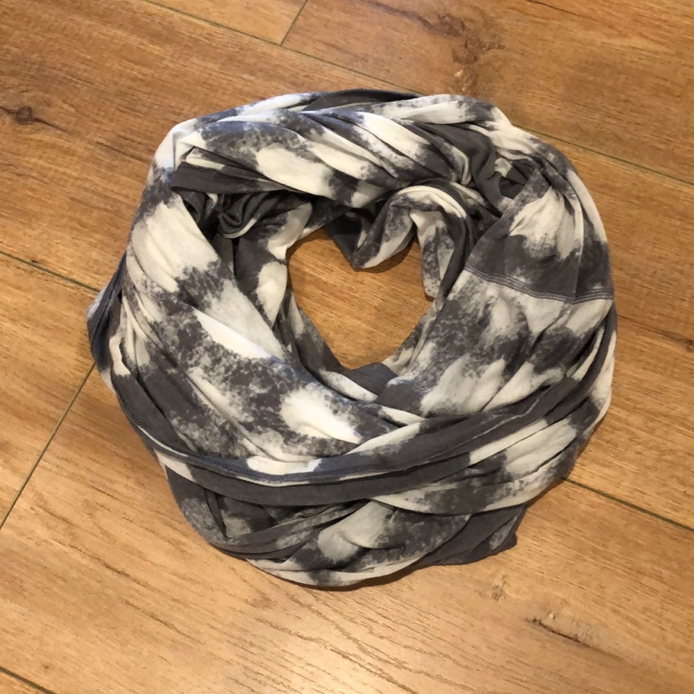 Lululemon Infiniti scarf